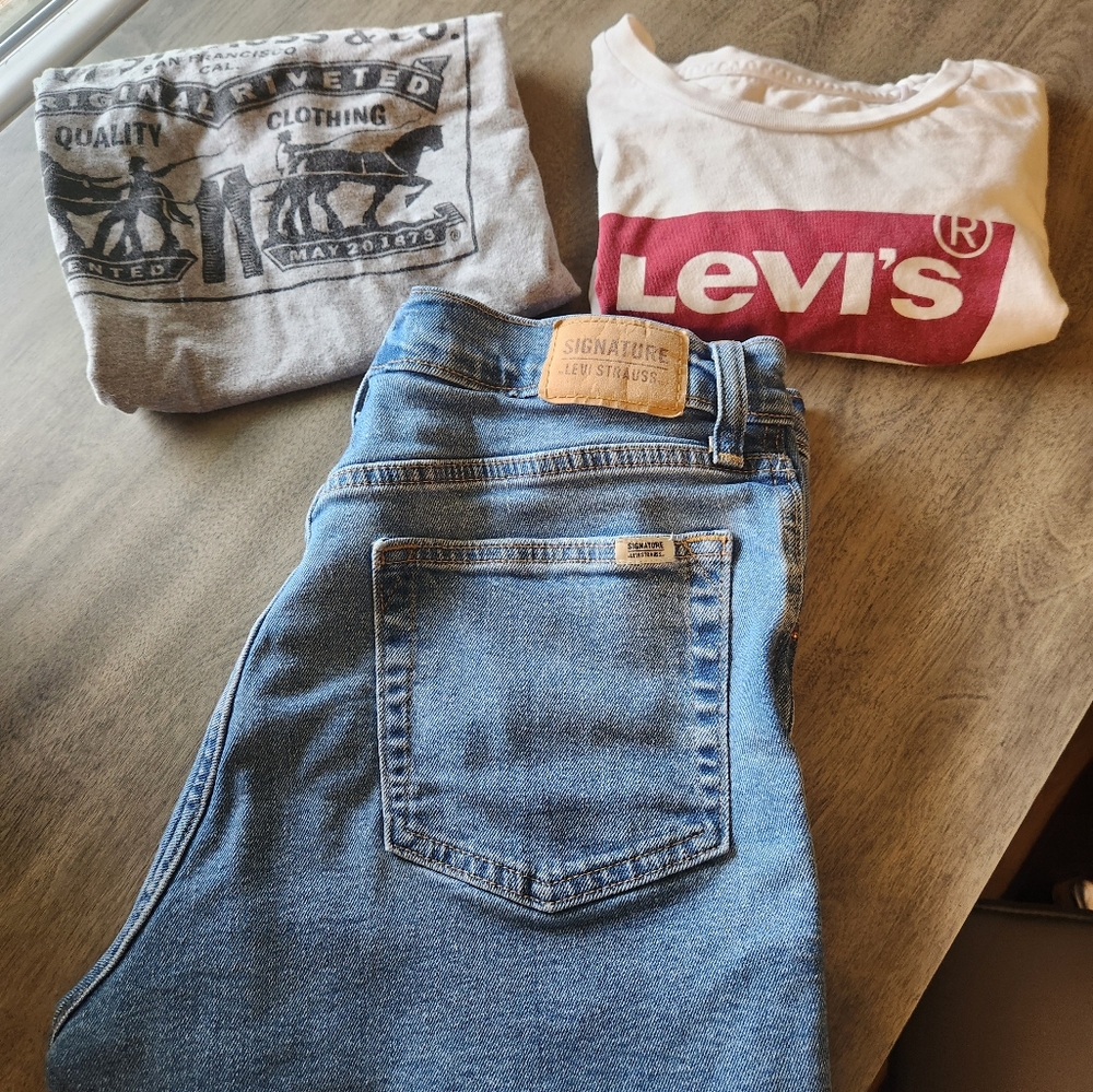 Levi's shorts/two t shirt 👕 combo 👌